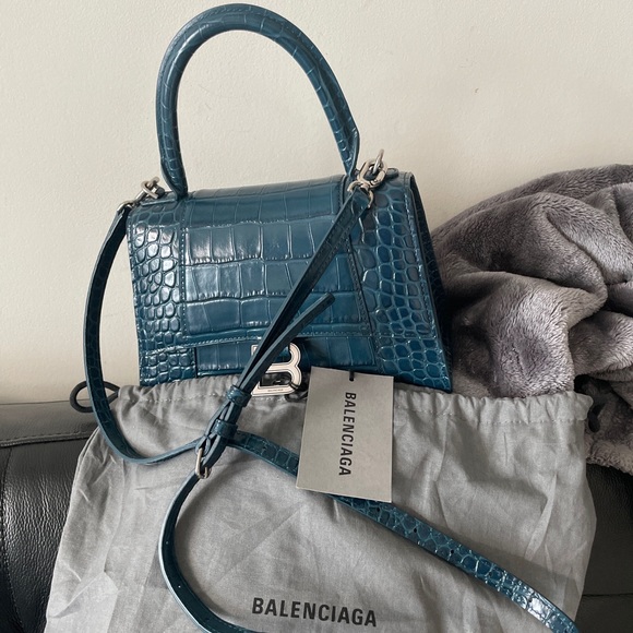 Leather
Magnetic closure
Made in Italy
Size
Width:9"
Height: 5.5"
Strap Drop:21” - Picture 2 of 3